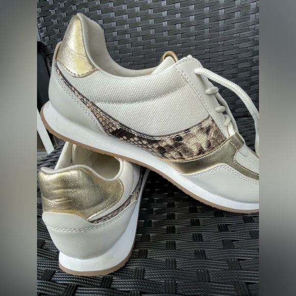 Michael Kors White and Gold Sneakers, Michael Kors Women’s shoes size 8.5 - Picture 1 of 16